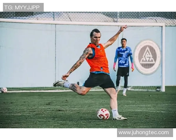 热爱运动的足球明星们如何在赛场内外展现激情与活力